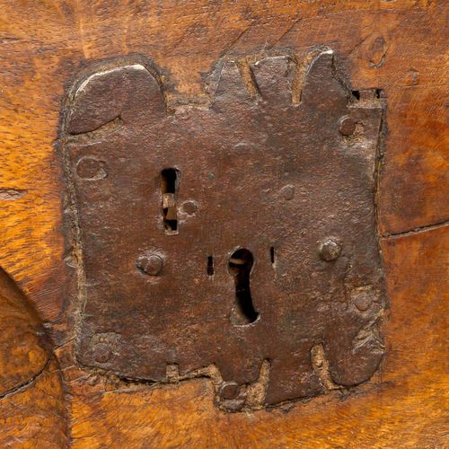 Barock-Truhe 巴洛克橱柜

黑森州，18世纪，雕刻的橡木，盒子的形式，正面有装饰，高x宽x深：68/125/55厘米，有年代和使用的痕迹。