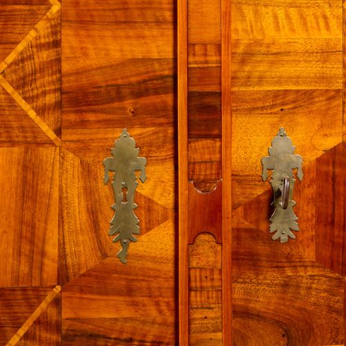 Barockschrank 巴洛克式橱柜

奥地利，18世纪下半叶，可拆卸的针叶树木体，胡桃木贴面，田园形式的线性，有枫木和毛刺的大理石纹，倾斜的壁柱，两扇门，&hellip;