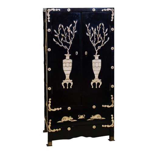 Schwarzlack-Kommode. CHINA, um 1900. Black lacquer chest of drawers. CHINA, arou&hellip;