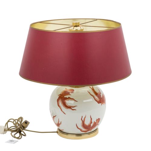 Tischleuchte. 台灯。球形瓷罐，铁红色的外壁画着纱尾金鱼，被安装成一盏灯，高30厘米。