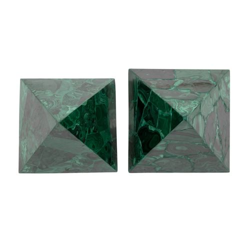Paar Malachit-Pyramiden. Une paire de pyramides en malachite, h.9 cm.