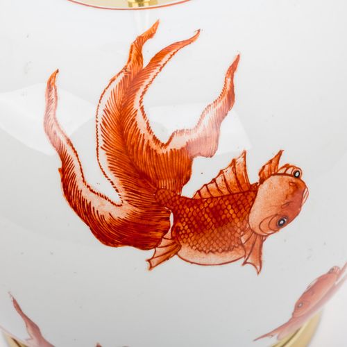 Tischleuchte. 台灯。球形瓷罐，铁红色的外壁画着纱尾金鱼，被安装成一盏灯，高30厘米。