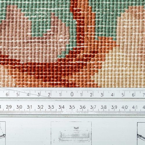 Teppich. CHINA, 282x182 cm. 中国地毯，282x182厘米。奥布松风格的米色徽章地毯，带有花卉图案。有老化和磨损的痕迹。