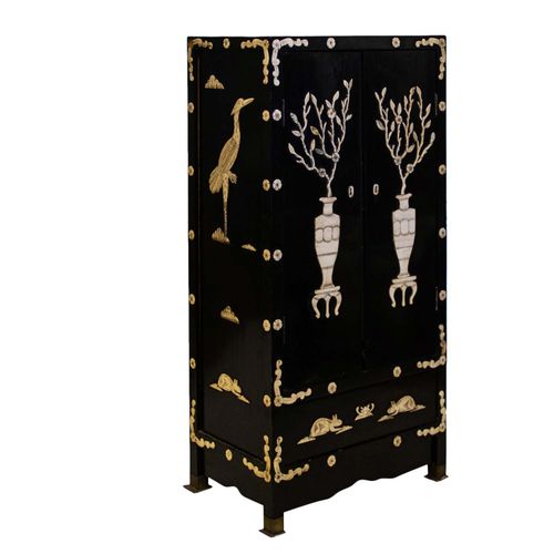 Schwarzlack-Kommode. CHINA, um 1900. 黑色漆面的抽屉柜。中国，大约1900年。 方形箱式家具，有6个抽屉，装饰有骨制的应用雕&hellip;