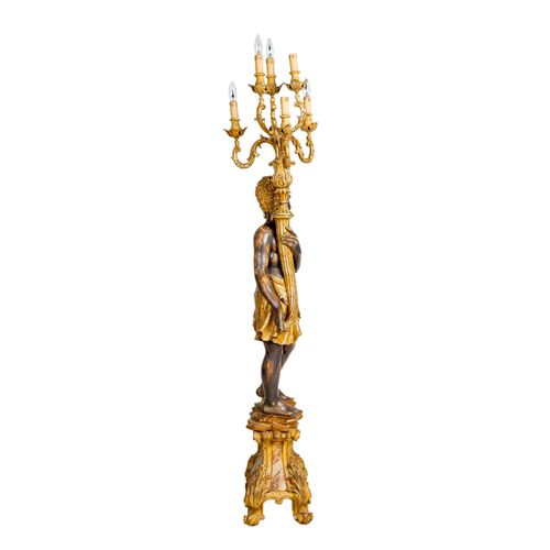 VENEZIANISCHE-LEUCHTER 意大利，20世纪，木质，全浮雕，部分镀金，底座上有一个全浮雕的仆人，手持一个共有6个火焰的烛台，高：约170厘米。&hellip;