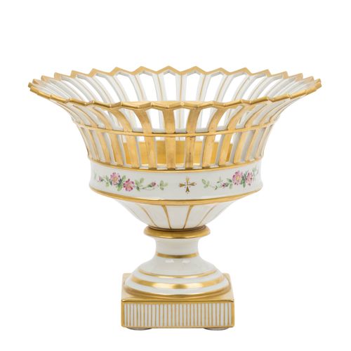 KPM Französicher Korb auf Fuß, 20. Jh. KPM 徒步的法国篮子，20世纪。白瓷，有丰富的黄金装饰，镂空的碗，在镜面上有精美&hellip;