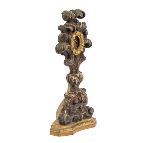BAROCKER RELIQUIENSTÄNDER 巴洛克圣物架

意大利，18世纪末，镀金的木头，巴洛克式的圣物架，带罗卡列，保留圣物架和蜡封，高：37厘米。&hellip;