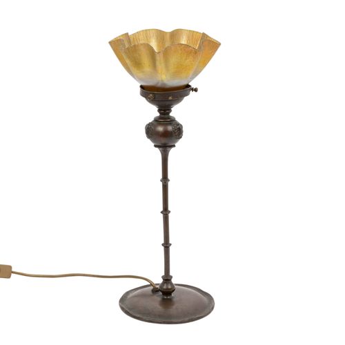 TIFFANY STUDIOS NEW YORK "Tischlampe" Circa 1905, base rotonda con stelo stilizz&hellip;