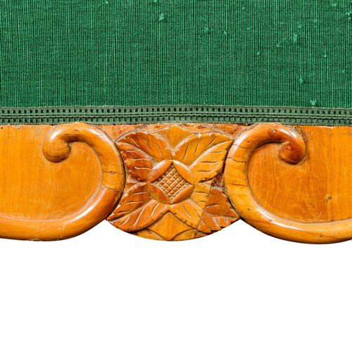 Biedermeier-Sofa 奢华沙发

德国南部，1830/1840年，樱桃木，贴面，弧形腿上的直框架，相应的宽摆动扶手。拱形的靠背框架，上端宽，软垫和覆&hellip;