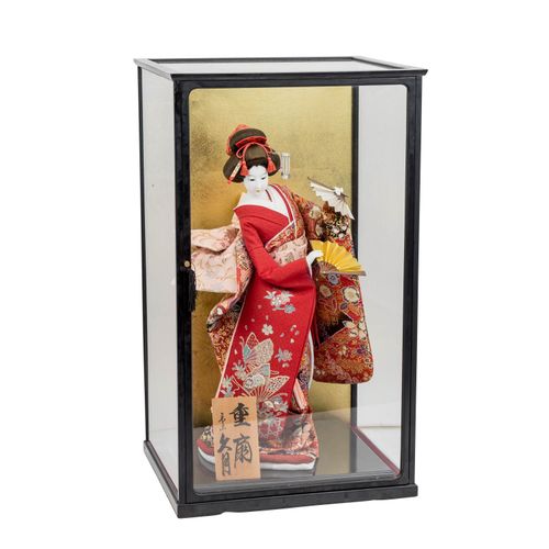 Modellpuppe 'Geisha', JAPAN, 20. Jh., 模型娃娃 "艺妓"，日本，20世纪，在玻璃箱中，高67厘米。