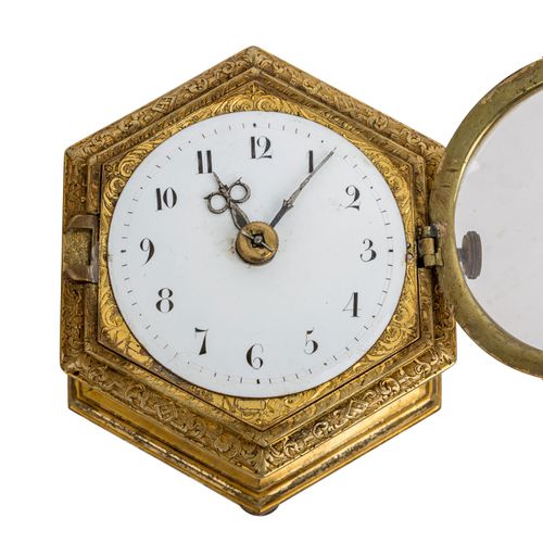 FRIEDBERGER HORIZONTAL TISCHUHR, 弗里德伯格正面台钟，17世纪末/18世纪初，镀金的青铜/黄铜，六边形的钟体上有螺丝固定的怪诞表&hellip;