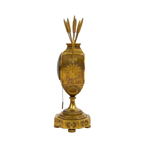 EMPIRE VASENUHR 帝国花瓶钟，法国，19世纪第1季度，火镀青铜，花瓶形的底座下有8个通道，冠以玉米穗，曲柄和底座上有附加的装饰元素，大多是夏天的寓&hellip;