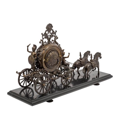 KAMINUHR IN KUTSCHENFORM, 马车式时钟，19世纪下半叶，青铜/黄铜，华丽的马车在一个黑色的石头底座上，在中央结构中，表壳上有表盘和弹簧驱&hellip;