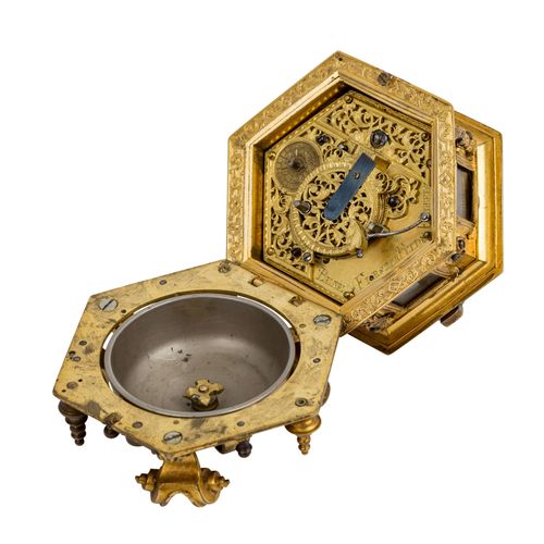 FRIEDBERGER HORIZONTAL TISCHUHR, 弗里德伯格正面台钟，17世纪末/18世纪初，镀金的青铜/黄铜，六边形的钟体上有螺丝固定的怪诞表&hellip;