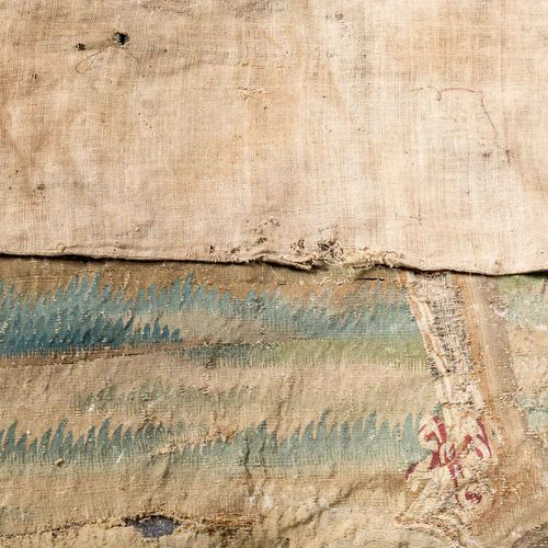 FRAGMENT EINER BAROCKEN TAPISSERIE 巴洛克挂毯残片

弗兰德斯，17世纪初，羊毛和亚麻布的精美图画挂毯，描绘了一个多姿多彩的投&hellip;