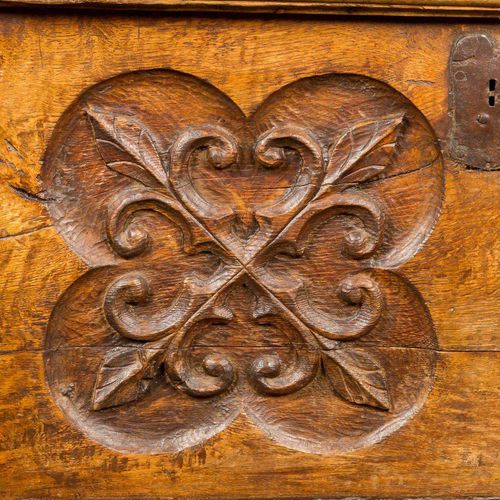 Barock-Truhe BAROQUE CHEST

Hesse, 18th century, carved oak, box form on runners&hellip;