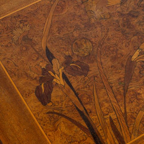 EMILE GALLÈ "4 Satztische" 埃米勒-加勒 "4套桌子"

南希，约1910年，实心胡桃木的浮雕腮帮子，有条形连接，桌面上有装饰性的花纹&hellip;