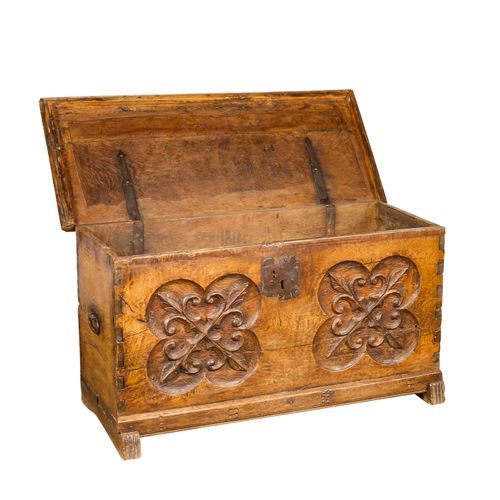 Barock-Truhe BAROQUE CHEST

Hesse, 18th century, carved oak, box form on runners&hellip;