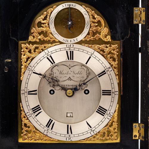 STOCKUHR IM STIL DES 18. JH., 18世纪风格的座钟，英国，20世纪，碳化外壳，正面有玻璃铰链门，机芯有卷轴和杠杆擒纵机构，每整点和半&hellip;