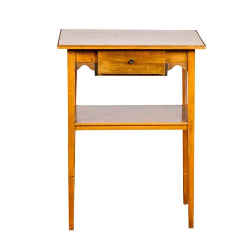 JUGENDSTIL NÄHTISCH 新艺术主义的缝纫桌

约1910年，果木，带抽屉的主体上略微悬空，向下渐变的方腿有纵向支撑，高x宽x深：78/58/42&hellip;