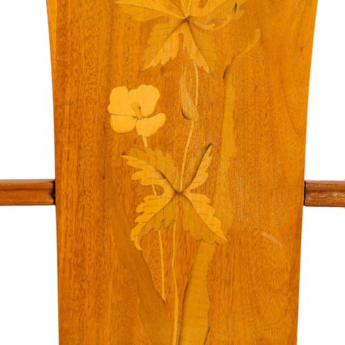 Sitzbank 瑟特（SETTEE）

可能是法国，硬木框架有弯曲的接穗，靠背有风格化的植物装饰，锥形腿有方形截面，高x宽x深：96/140/50厘米。有轻微&hellip;