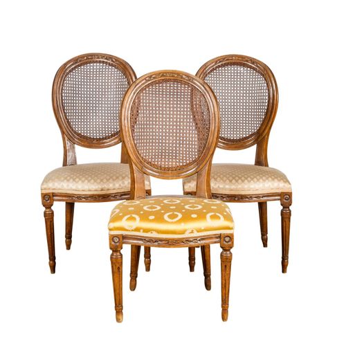 LOUIS XVI-SITZGRUPPE MIT KORBGEFLECHT 路易十六带篮子的座椅组

18世纪末，小餐桌和3把椅子，实心山毛榉木，精雕细琢，凸纹&hellip;