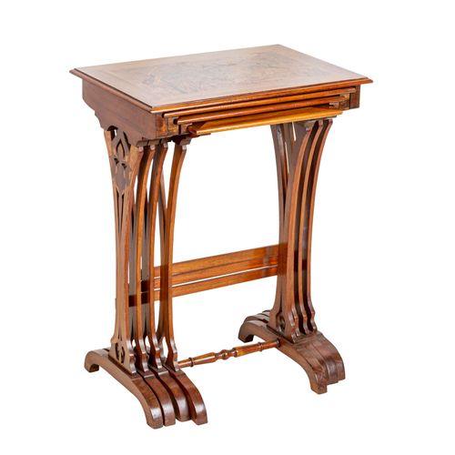 EMILE GALLÈ "4 Satztische" 埃米勒-加勒 "4套桌子"

南希，约1910年，实心胡桃木的浮雕腮帮子，有条形连接，桌面上有装饰性的花纹&hellip;