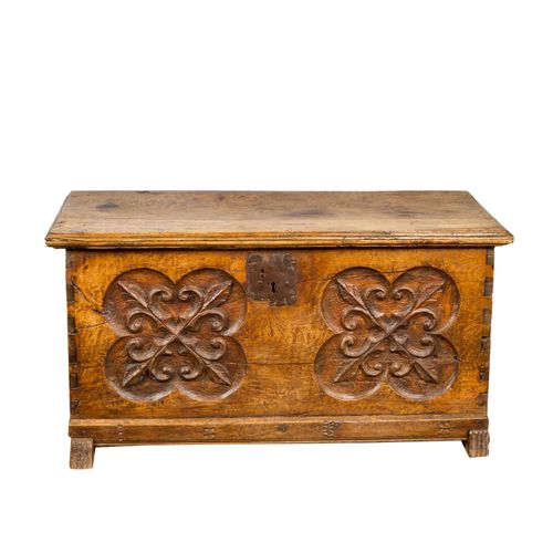 Barock-Truhe BAROQUE CHEST

Hesse, 18th century, carved oak, box form on runners&hellip;