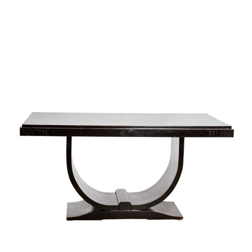 ART DECÒ-ESSTISCH UND STÜHLE 装饰艺术风格的餐桌和椅子

法国，约1930年，木质碳化，餐桌在基座上，下面有两个拱门，有轮廓的边缘，&hellip;