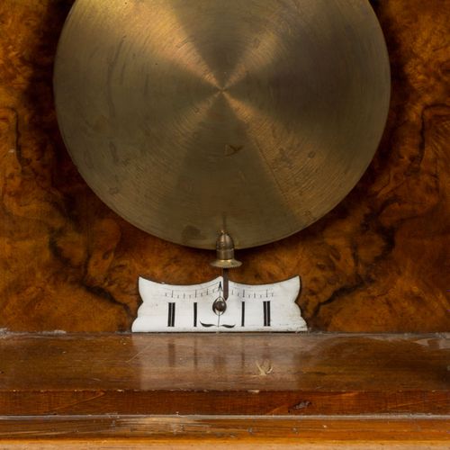 WANDREGULATOR, 壁式调节器，大约在1840年，软木机身上的胡桃木贴面，直的表箱，三面上釉，阶梯状的底座，末端有榫头，梯形机芯前面有搪瓷表盘，杠杆擒&hellip;