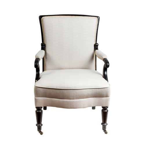 VIKTORIANISCHER ARMLEHNSTUHL 维多利亚扶手椅

19世纪末，碳化框架，带灯罩的软垫座椅和靠背，带黄铜脚轮的方腿，高x宽：88/60厘&hellip;