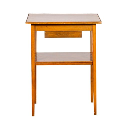 JUGENDSTIL NÄHTISCH 新艺术主义的缝纫桌

约1910年，果木，带抽屉的主体上略微悬空，向下渐变的方腿有纵向支撑，高x宽x深：78/58/42&hellip;