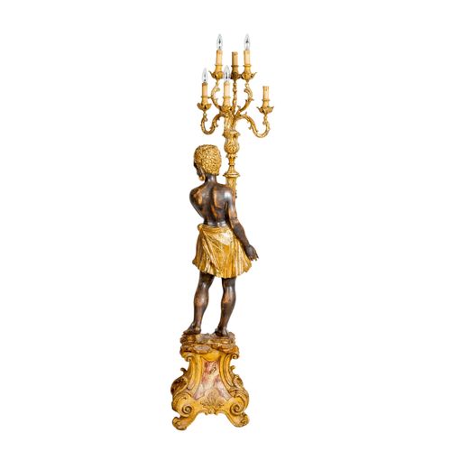 VENEZIANISCHE-LEUCHTER 意大利，20世纪，木质，全浮雕，部分镀金，底座上有一个全浮雕的仆人，手持一个共有6个火焰的烛台，高：约170厘米。&hellip;