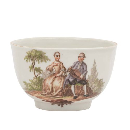 LUDWIGSBURG Tasse und Untertasse, 1768-1772. 吕德维希堡杯和碟子，1768-1772。 多色画的风景中的英勇场景，仿&hellip;