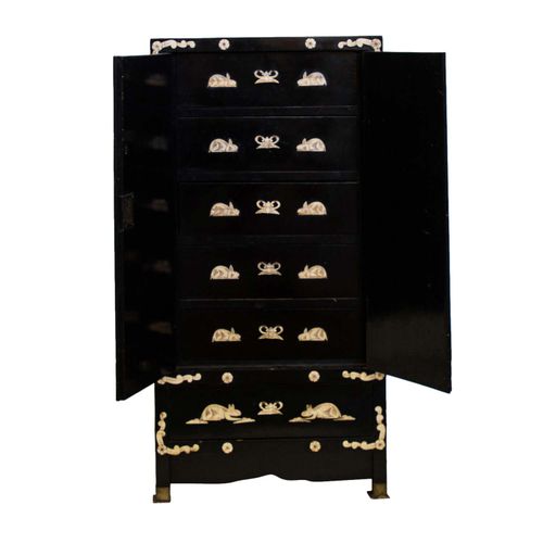 Schwarzlack-Kommode. CHINA, um 1900. Black lacquer chest of drawers. CHINA, arou&hellip;