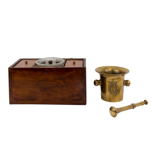 Konvolut: 2-tlg.: tea caddy und Mörser, 19. Jh.: 1.) Box-shaped mahogany tea che&hellip;
