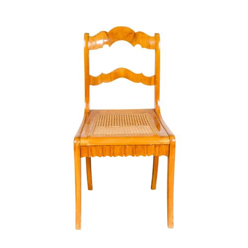 FOLGE VON VIER STÜHLEN 一套四把椅子

德国南部，19世纪中期，胡桃木，实木和贴面，侧架椅，梯形座椅，高：87厘米，略有岁月痕迹。