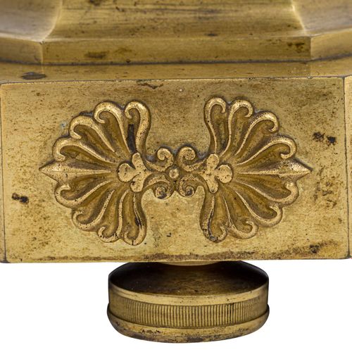 EMPIRE VASENUHR 帝国花瓶钟，法国，19世纪第1季度，火镀青铜，花瓶形的底座下有8个通道，冠以玉米穗，曲柄和底座上有附加的装饰元素，大多是夏天的寓&hellip;