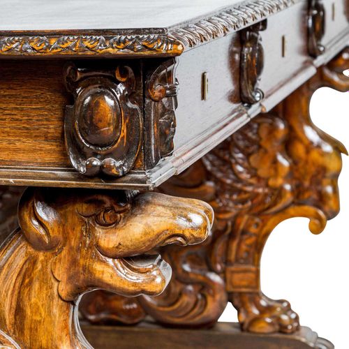 GROßER HISTORISMUS-TISCH 历史大桌

可能是意大利，19世纪末，根据文艺复兴时期的模型，半塑料雕刻的硬木框架，形状为斯芬克斯，高x宽x深&hellip;