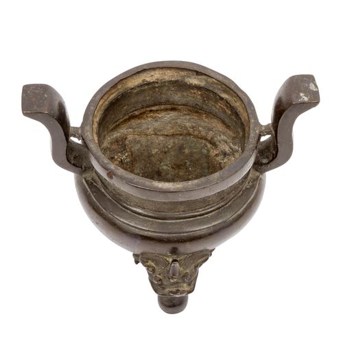 Weihrauchbrenner aus Bronze. CHINA, Qing-Dynastie 1644-1911. A bronze censer. Ch&hellip;