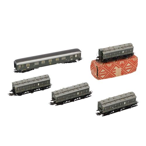 MÄRKLIN Konvolut von 2 Lokomotiven und 16 Personenwagen, Spur H0, MÄRKLIN公司由2台机车&hellip;