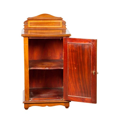 PFEILERSCHRANK ARMADIO A COLONNA

Inghilterra, 1900 circa, mogano e acero, corpo&hellip;