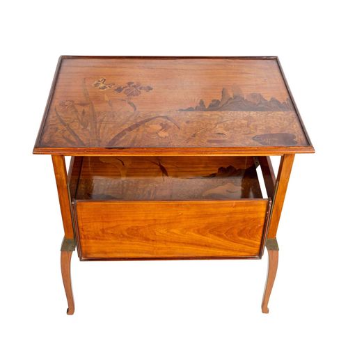 EMILLE GALLÈ "Beistelltisch" EMILLE GALLÈ "边桌"。

南希，约1900年，胡桃木，在四个支架上，桌面上有镶嵌的装饰，&hellip;