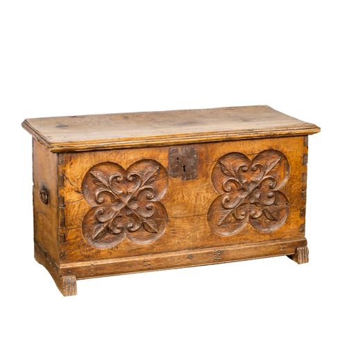 Barock-Truhe BAROQUE CHEST

Hesse, 18th century, carved oak, box form on runners&hellip;