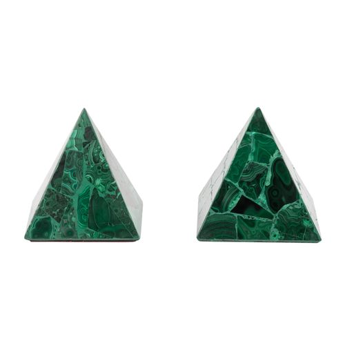 Paar Malachit-Pyramiden. A pair of malachite pyramids, h.9 cm.