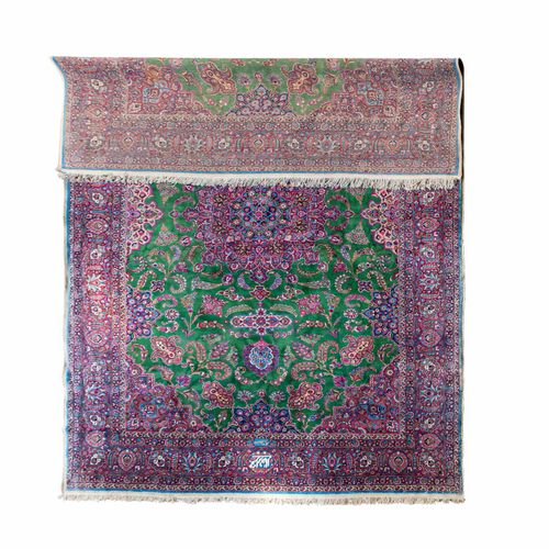 Orientteppich. IRAN, 580x390 cm. 东方地毯。伊朗，580x390厘米。独特的草绿色地面奖章地毯，中央有一个带有附属物的纪念性玫瑰&hellip;