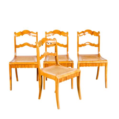 FOLGE VON VIER STÜHLEN 一套四把椅子

德国南部，19世纪中期，胡桃木，实木和贴面，侧架椅，梯形座椅，高：87厘米，略有岁月痕迹。