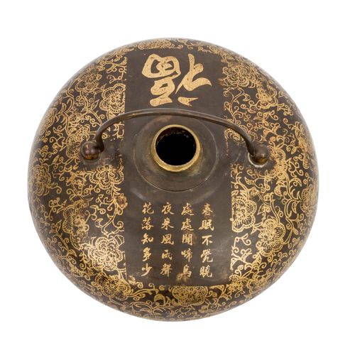 Wärmflasche aus Metall. CHINA. 金属热水瓶。中国。饰有金色图案，长约20厘米。
