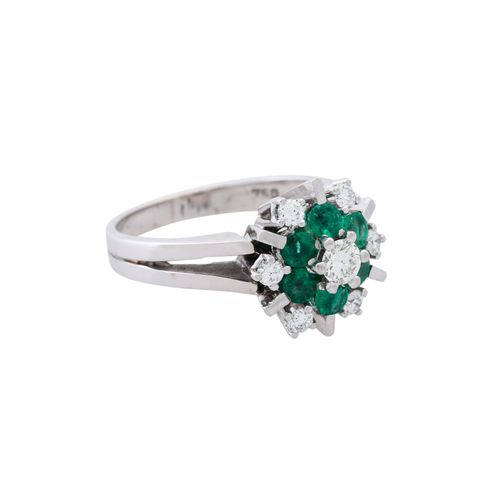 Ring mit Smaragden von 0,3 ct und Brillanten zus. Ca. 0,35 ct, Ring with round f&hellip;