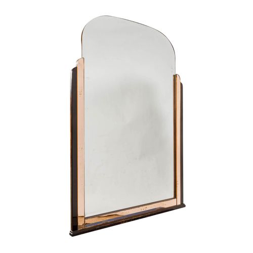SPIEGEL IM ART DECÒ-STIL 装饰艺术风格的镜子

可能是法国，20世纪，阶梯结构；高x宽：120/85厘米。有轻微的岁月痕迹。